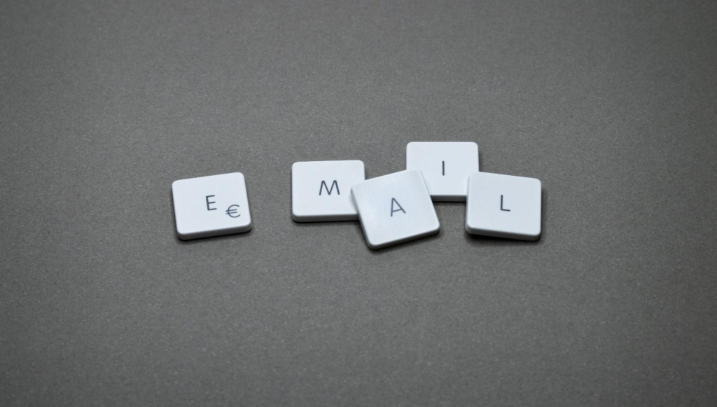 Image of a puzzle writting the word EMAIL . 