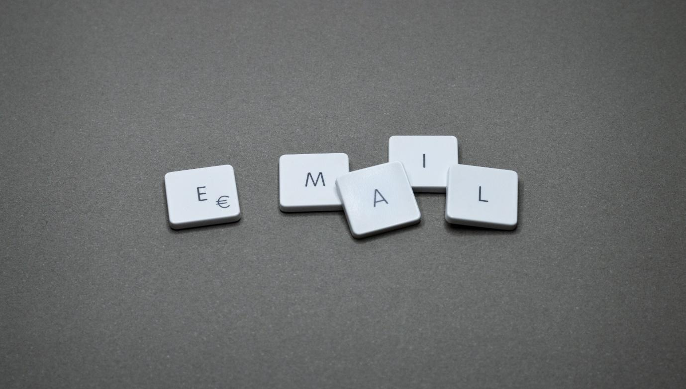 Image of a puzzle writting the word EMAIL .